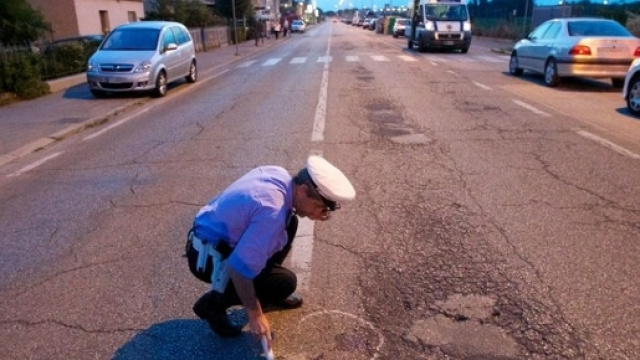 Milano, scooter investe bimba sulle strisce pedonali