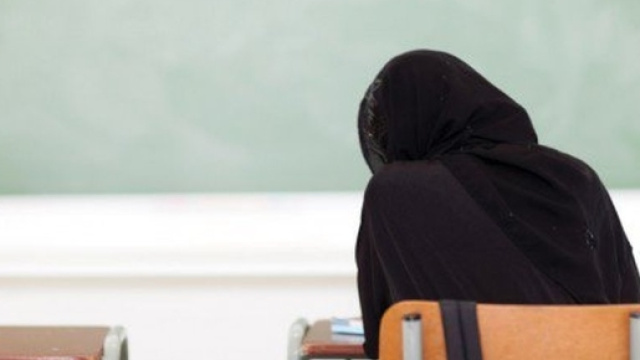Obbligata ad andare a scuola con il velo, prova a ribellarsi, il padre la punisce con schiaffi e pugni. Foto: blastingnews.