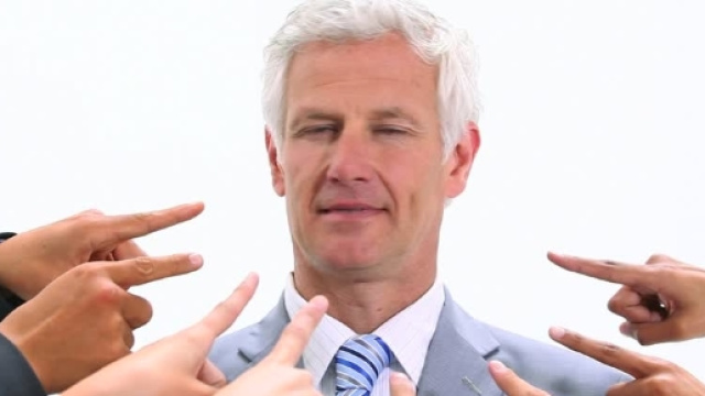 Uomo d'affari / Scrollare la testa / Mostrare / Dito | RF clip 429 ... - framepool.com