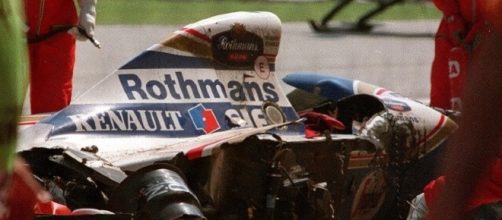 Williams de Ayrton Senna destru&iacute;da ap&oacute;s batida