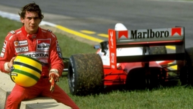 Ayrton Senna ritratto vicino alla sua monoposto