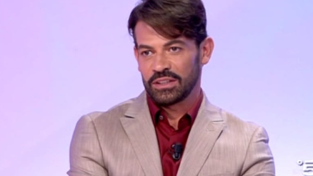 Gianni Sperti in puntata a 'Uomini e Donne'.