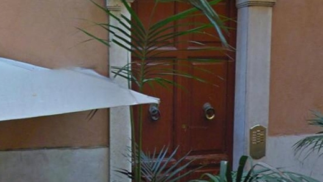 L'ingresso del signorile palazzo di vicolo del Babuino a Roma dove un uomo ha ucciso la compagna. Foto: Ansa.