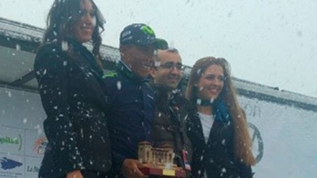 Nairo Quintana, la premiazione sotto la neve