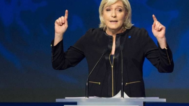Op&eacute;ration s&eacute;duction de Marine Le Pen dans la France p&eacute;riph&eacute;rique