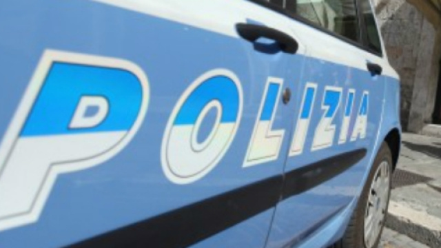 Calabria, chiudono bimba di 5 anni in auto e si allontanano