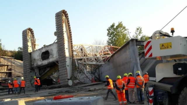 Gru ribaltata nel cantiere della Arcisate Stabio (foto di Enzo Levato)