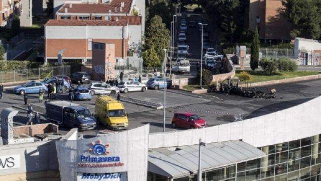 Il luogo a Centocelle, periferia est della Capitale, di fronte a un centro commerciale dove &egrave; bruciato un camper e sono morte stanotte 3 sorelle rom