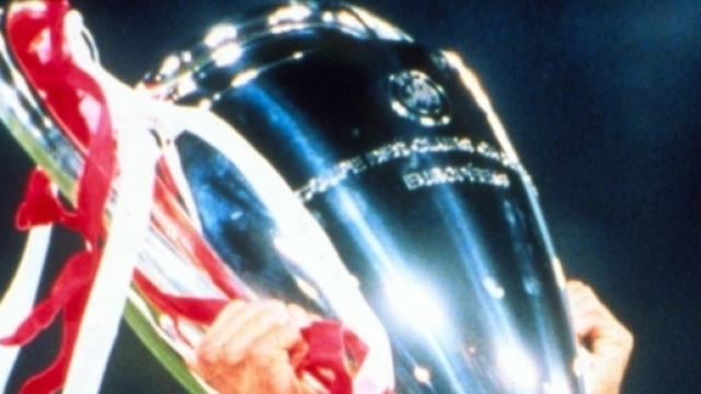 In foto l'ex capitano della Juventus Alessandro Del Piero che solleva il trofeo