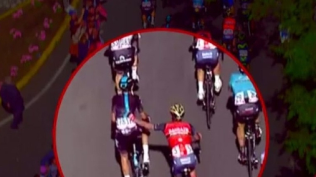 Javier Moreno prende per la maglia Diego Rosa