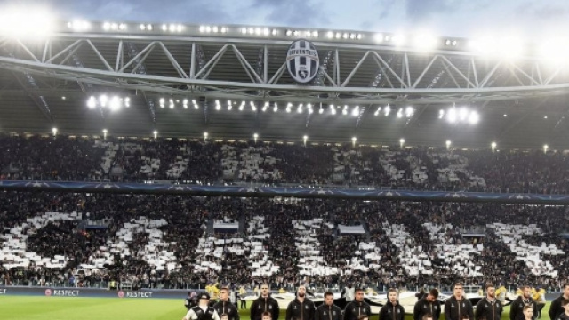 La coreografia dei tifosi della Juventus per festeggiare l'approdo alla nona finale di Champions della storia bianconera