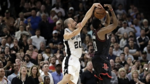 La stoppata decisiva di Ginobili su Harden (AP Photo/Eric Gay)