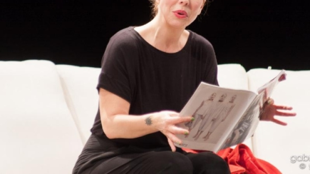 Michela Andreozzi in una scena teatrale