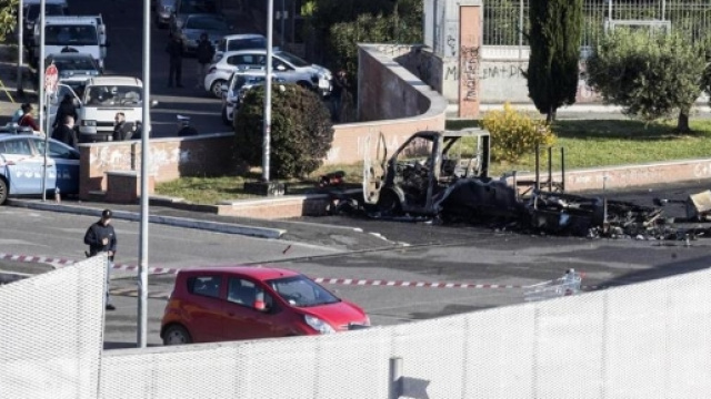 Quel che resta del camper della famiglia rom bruciato stanotte che ha causato la morte di tre sorelle di 20, 8 e 4 anni.