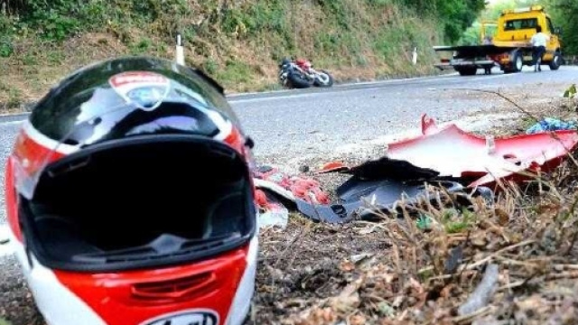 Roma, centauro decapitato in incidente stradale