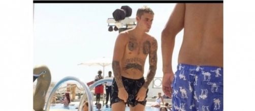Bieber &eacute; filmado agarrando um homem em piscina.