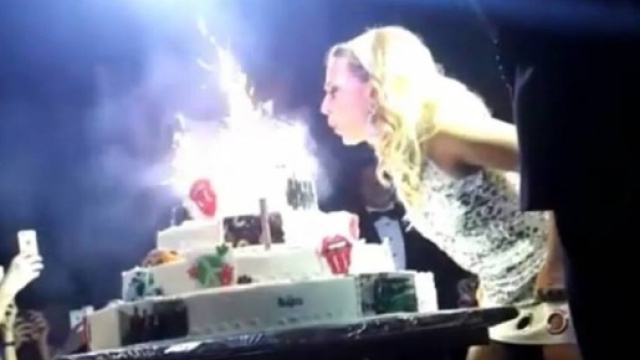 Barbara D'Urso spegne le candeline durante il party per il sessantesimo compleanno