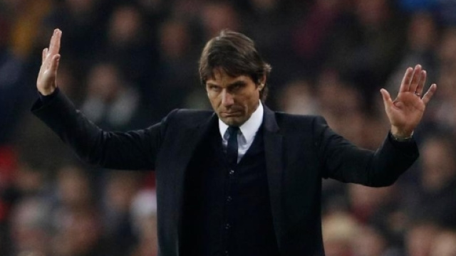 Chelsea boss Antonio Conte gets rousing reception as he attends ... - thesun.co.uk