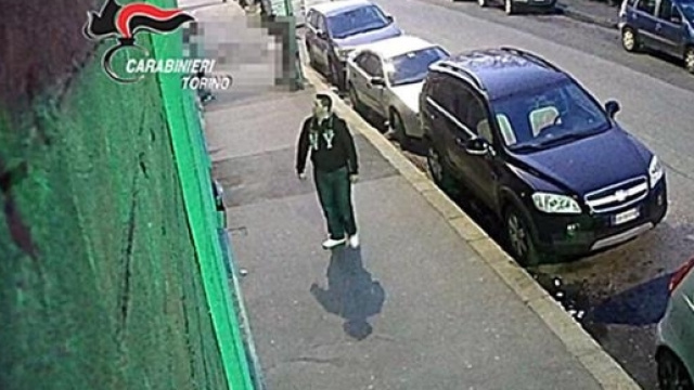 Il rapinatore 'gentile' &egrave; stato incastrato dalle telecamere di sorveglianza sulla via dove ha fatto due "visite" a uno studio medico di Torino.