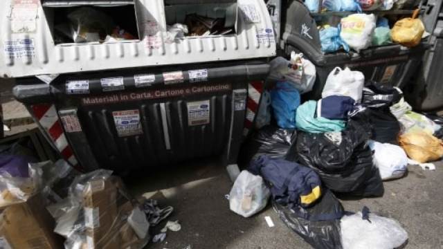 L'emergenza rifiuti a Roma continua.
