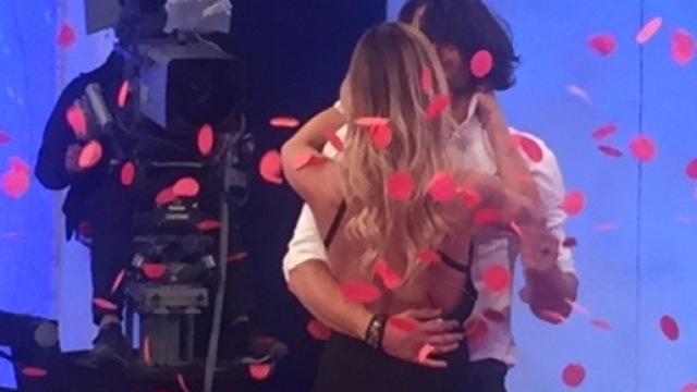 Luca Onestini abbraccia Soleil dopo la scelta