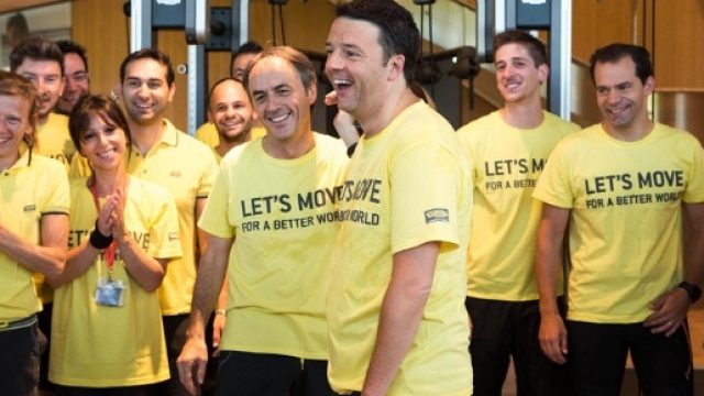 Matteo Renzi e le magliette gialle a Roma contro i rifiuti