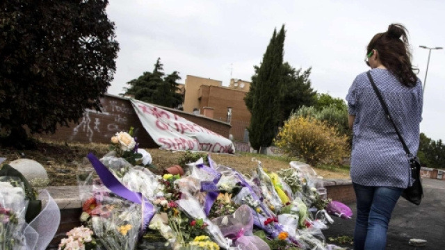 Residenti del quartiere di Centocelle a Roma hanno deposto fiori dove &egrave; avvenuto il rogo del camper dei rom costato la vita a tre sorelle