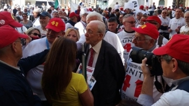 Riforma pensioni, lavoratori precoci in piazza: abolire la Fornero, novit&agrave; oggi 11 maggio. Foto su Fb Lavoratori precoci uniti a tutela propri diritti