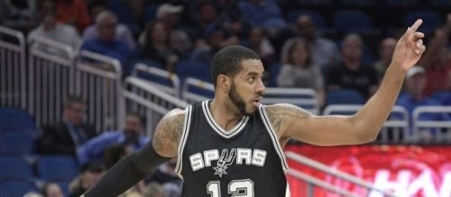 LaMarcus Aldridge helped lead the Spurs to victory with Kawhi Leonard out. [Image via Blasting News image library/mysanantonio.com]