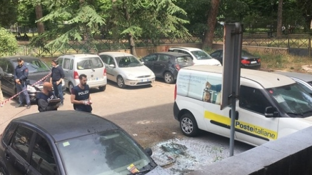 Bomba fra due auto alle sede centrale delle poste di Roma