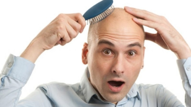 Calvizie e capelli grigi, scoperti i meccanismi cellulari durante una ricerca sul cancro centro-capelli.it