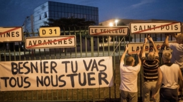 Les agriculteurs en col&egrave;re contre le g&eacute;ant du lait Lactalis