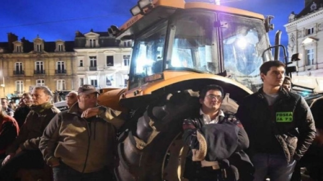 Les agriculteurs manifestent devant la Pr&eacute;fecture du Mans jeudi 11 mai 2017