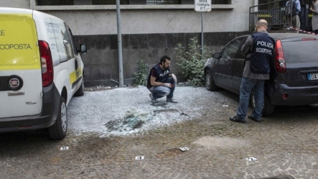 Paura a Roma, doppia esplosione in strada davanti alle Poste.