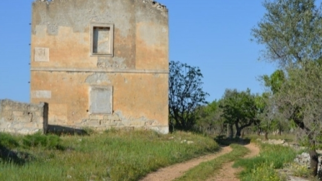 Slow travel tra castelli, case cantoniere e stazioni abbandonate.