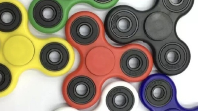 Tutti pazzi per i fidget spinner: le trottoline 'volanti' che hanno conquistato milioni di adolescenti su scala mondiale.