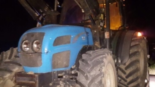 Un giovane ragazzo ruba un trattore e ferisce i carabinieri, poi viene arrestato.