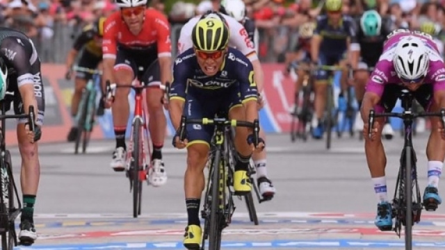 Vittoria al photofinish per Caleb Ewan