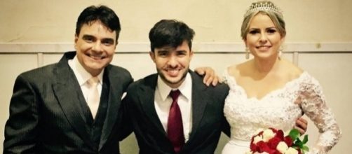 Guilherme de P&aacute;dua e Juliana com um amigo ap&oacute;s a cerim&ocirc;nia religiosa