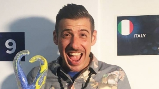 Eurovision: Francesco Gabbani mostra il premio della stampa