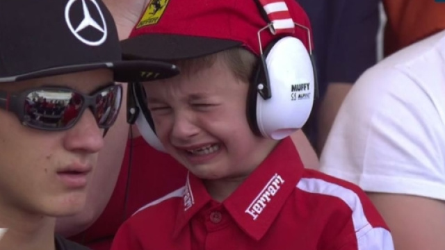 Formula 1, la Ferrari di Raikkonen subito fuori: sugli spalti un bambino piange. Sar&agrave; poi consolato dallo stesso finlandese della Ferrari