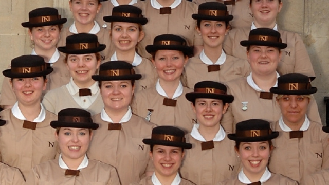 Le formidabili tate inglese al rinomaro college che esiste da 125 anni, ora studiano anche arti marziali, antiterrorismo e cybersicurezza.