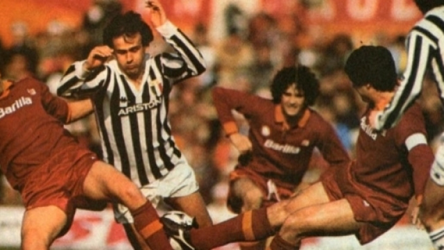 Michel Platini nella morsa dei difensori della Roma in una delle indimenticabili sfide degli anni '80