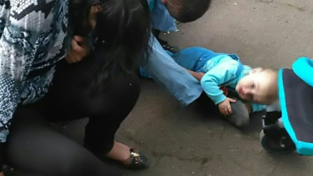 Ucraina, genitori ubriachi per strada: piccolo piange