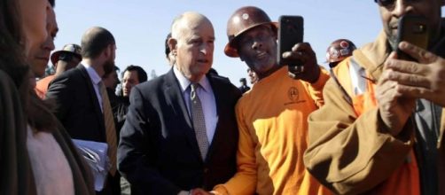 Gov. Brown betting voters won't revolt over fee hike for roads ... - sfchronicle.com