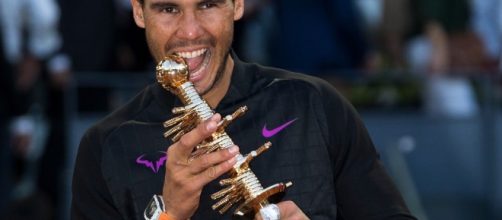 Nadal saboreando la victoria de Masters 1.000. Foto v&iacute;a: Twitter MutuaMadridOpen
