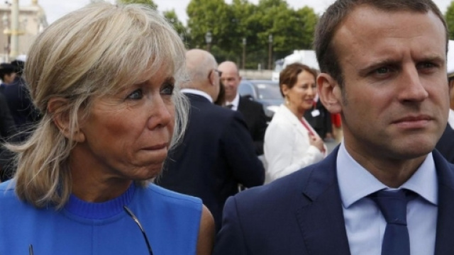 Emamanuel Macron assieme alla moglie Brigitte