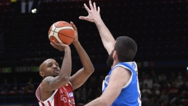 Ricky Hickman, l'MVP di Gara-2, contestato al tiro da Iannuzzi (Foto Ciamillo-Castoria)