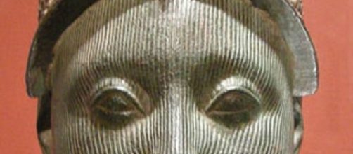 Damien Hirst&rsquo;s &ldquo;Golden Head&rdquo; (female) FAIR US huffingtonpost.com Creative Commons