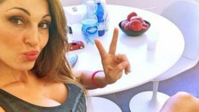 Anna Tatangelo fomenta di nuovo il gossip con il suo look aggressivo sfoggiato a 'I migliori anni'